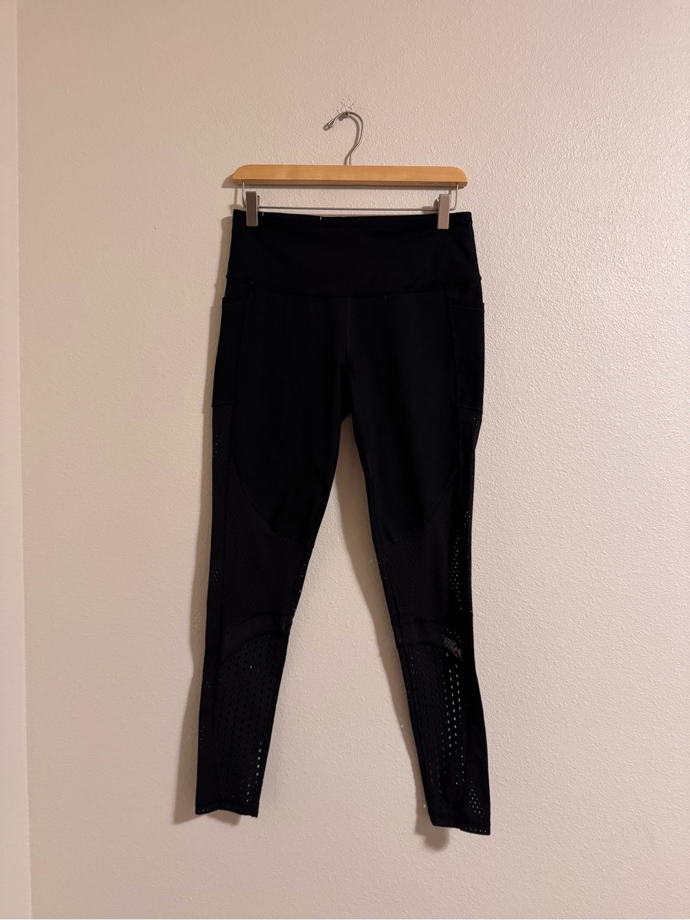 Victoria sport Women’s Black High-Waist Leggings with Mesh Panels
